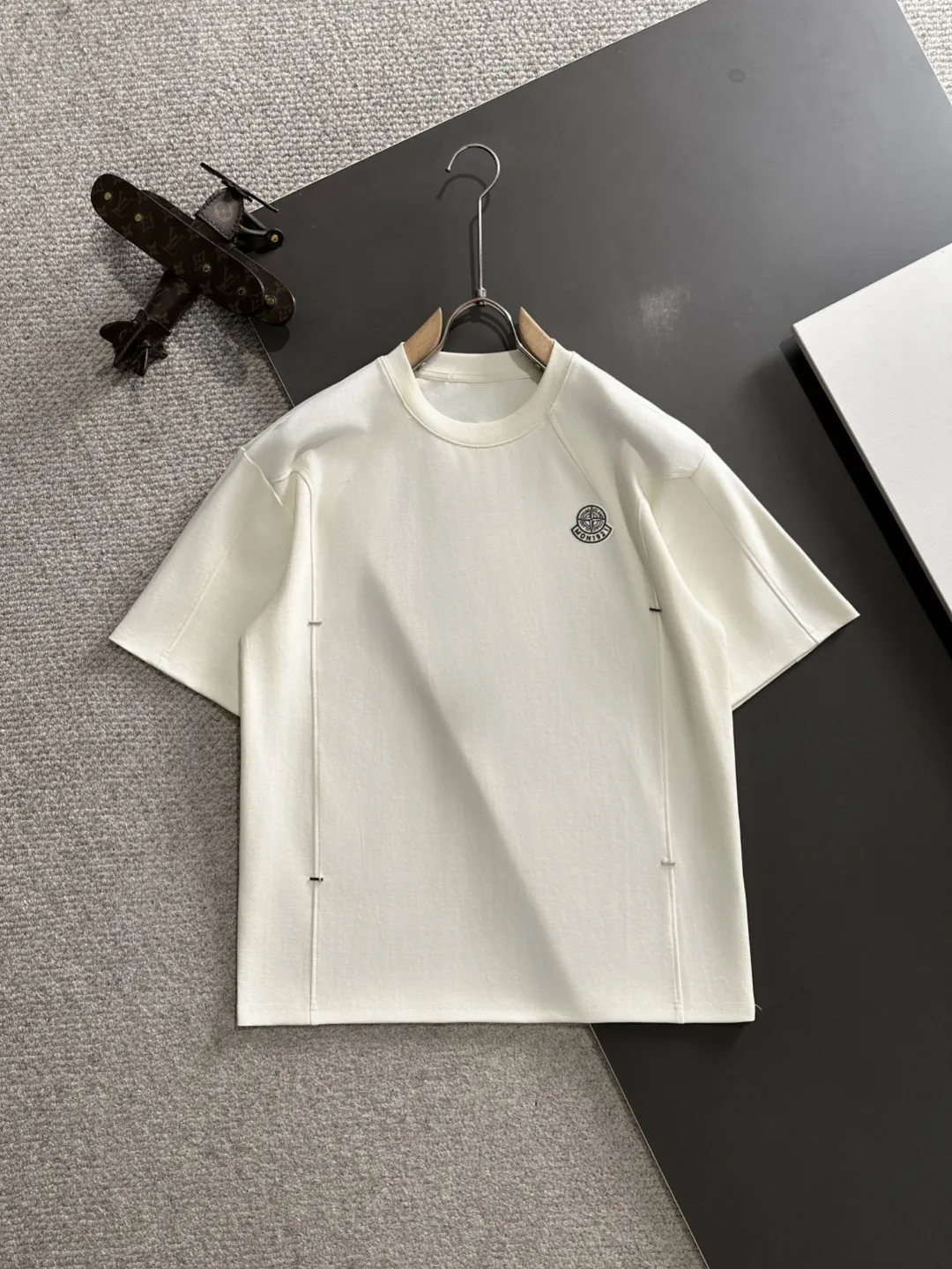 Next day shipment P300 High version Stone lsland/Stone Island 25ss spring and summer new high-end T-shirt Made with machines imported from Italy. Truly the most luxurious and high-quality style that you can wear with your eyes closed. Heavy combed fabrics. High-strength and heavy-weight fabrics feel substantial when weighed. The upper body is more textured than ordinary T-shirts and is not easy to deform. This texture can cope with the weather, absorb sweat and breathable, and is suitable for both hot and cold conditions! Perfectly produced with reference to the original stitch and stitch! The loose fit design is super noble. Custom-woven signature ribbed collar, cuffs, and hem. Really rare and rare goods Size: M-XXXL